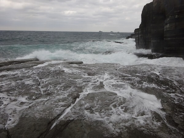 海の色